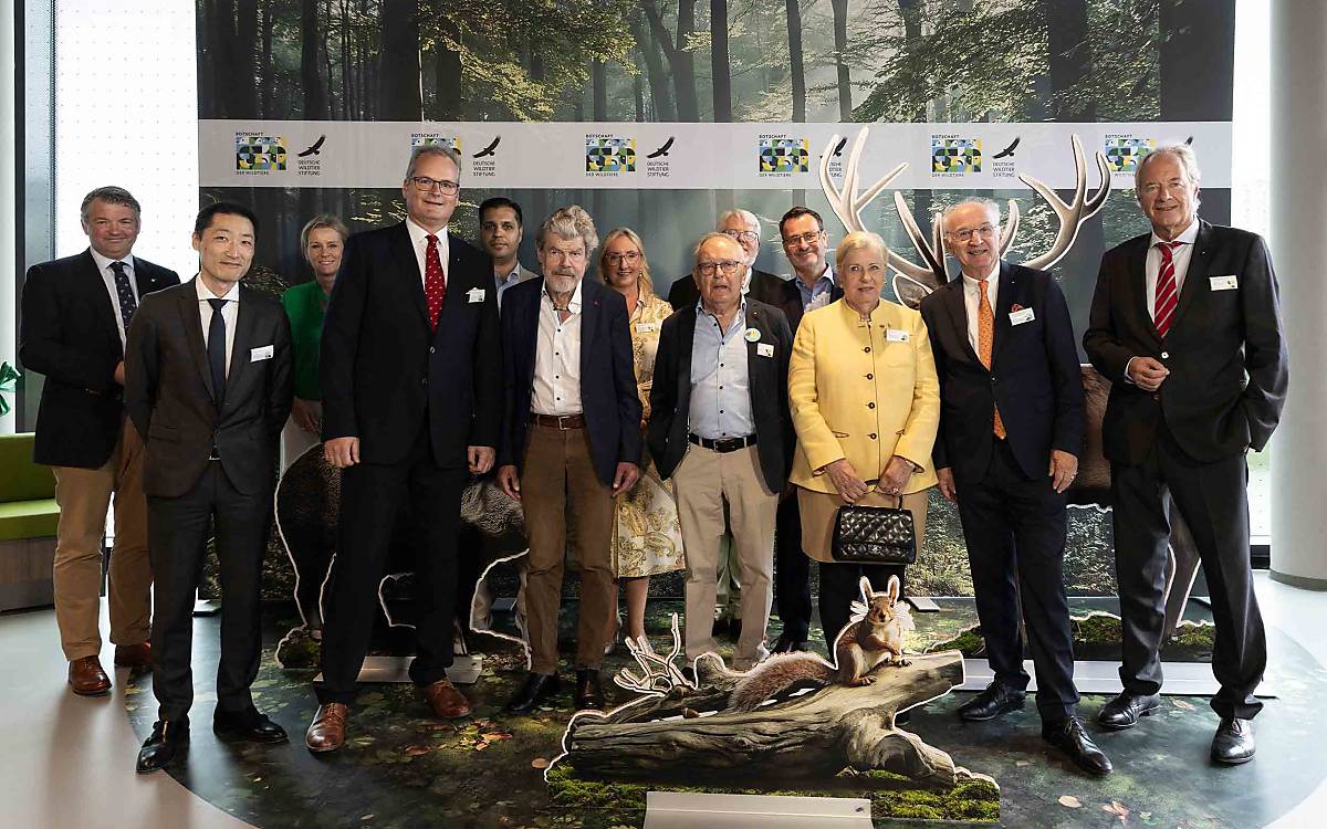 Dr. Christian Scharff (Präsidiumsmitglied der Deutschen Wildtier Stiftung), Prof. Dr. J.-Matthias Graf von der Schulenburg (Präsidiumsvorsitzender), Alice Rethwisch (Ehrenpräsidentin), Dr. Jörg Soehring (Stellvertretender Vorsitzender), Ehrengast Reinhold Messner und Prof. Dr. Klaus Hackländer (Vorstand, erste Reihe v. r. n. l.) mit dem Leitungsteam der Deutschen Wildtier Stiftung.