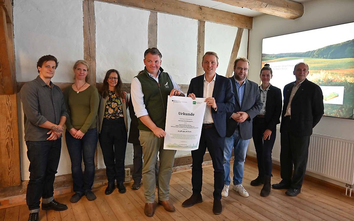 Der Parlamentarische Staatssekretär im Bundesumweltministerium Dr. Jan-Niclas Gesenhues überreicht Dr. Andreas Kinser, Leiter Natur- und Artenschutz bei der Deutschen Wildtier Stiftung, die Förderurkunde über 9,6 Millionen Euro für das Nationale Artenhilfsprogramm für den Schreiadler.