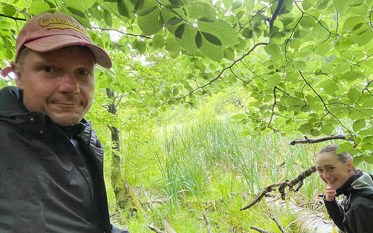 Willkommen im Biberland! Biberexpertin Betty zeigt Wildtierreporter Hendrik ein Gewässer mitten im Wald, an dem die tierischen Baumeister leben.