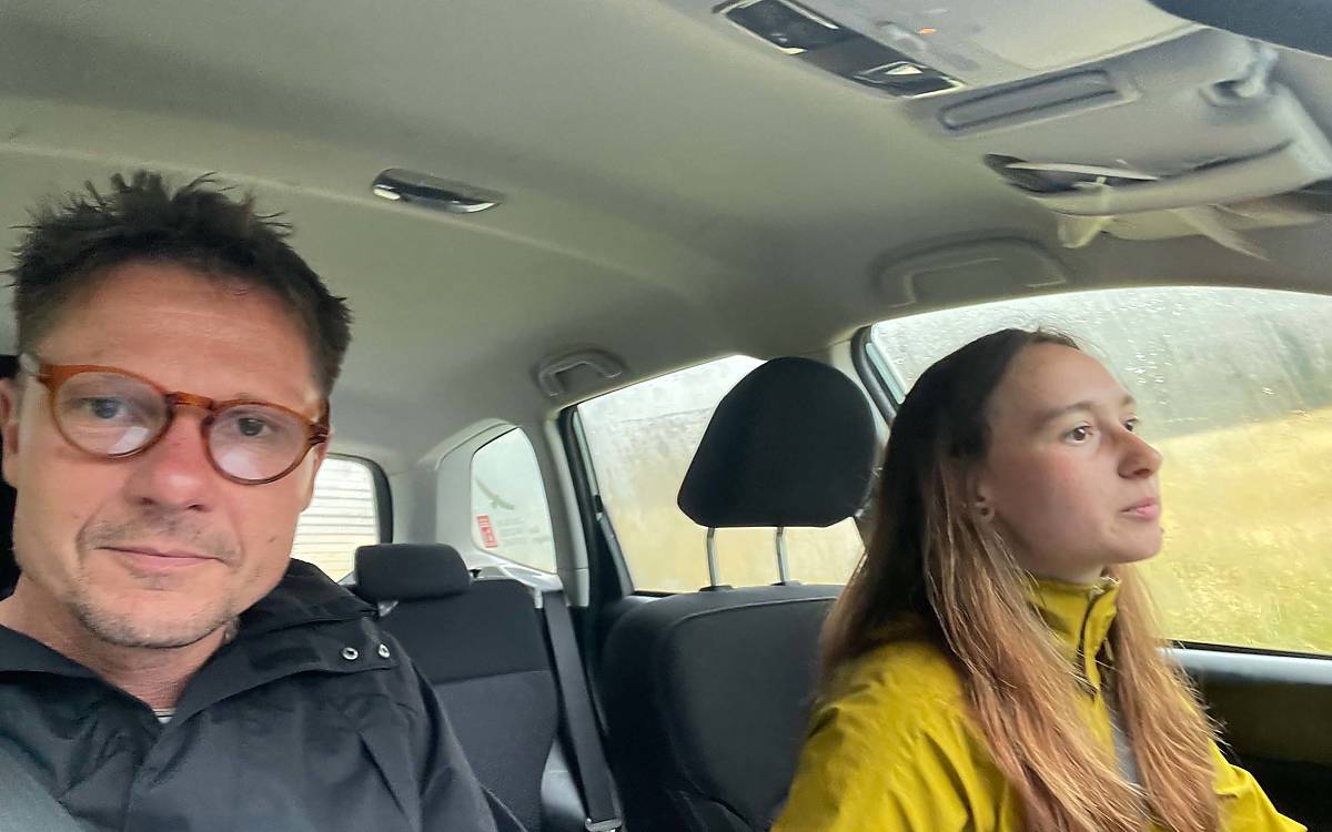 Wildtierexpertin Betty und Reporter Hendrik nähern sich mit dem Auto den Kranichen