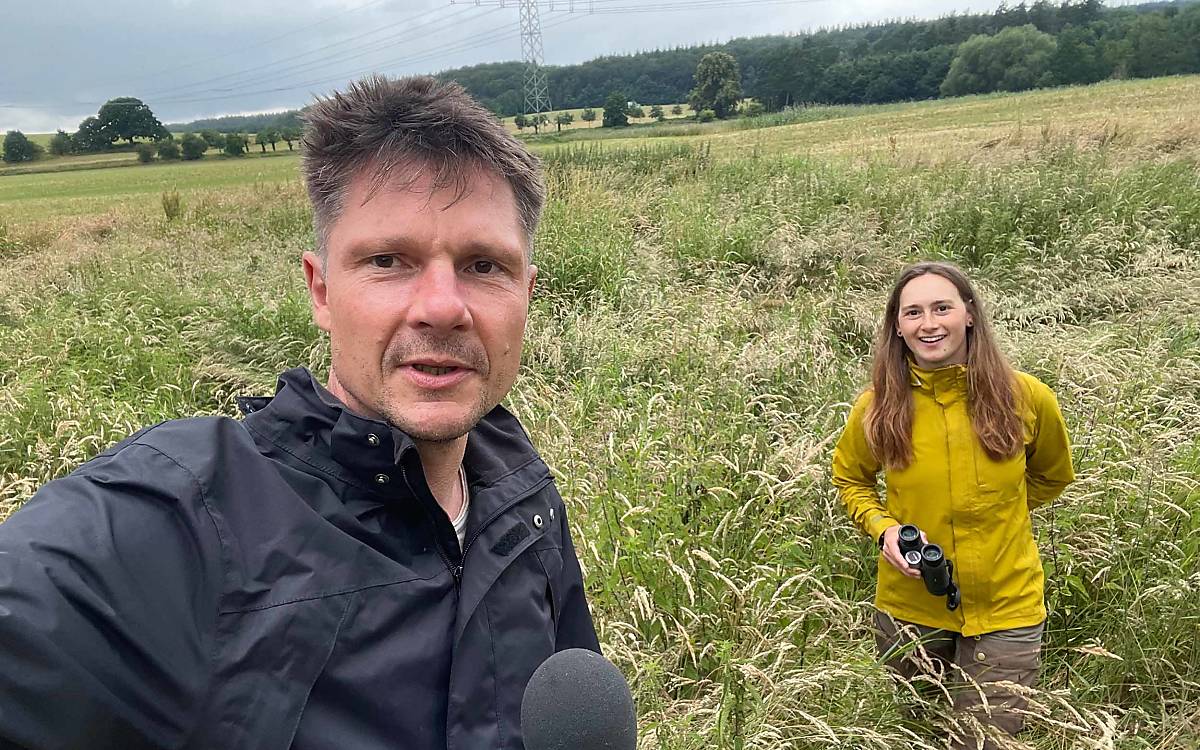 Wildtierexpertin Betty und Reporter Hendrik auf der Suche nach dem Vogel des Glücks in Klepelshagen