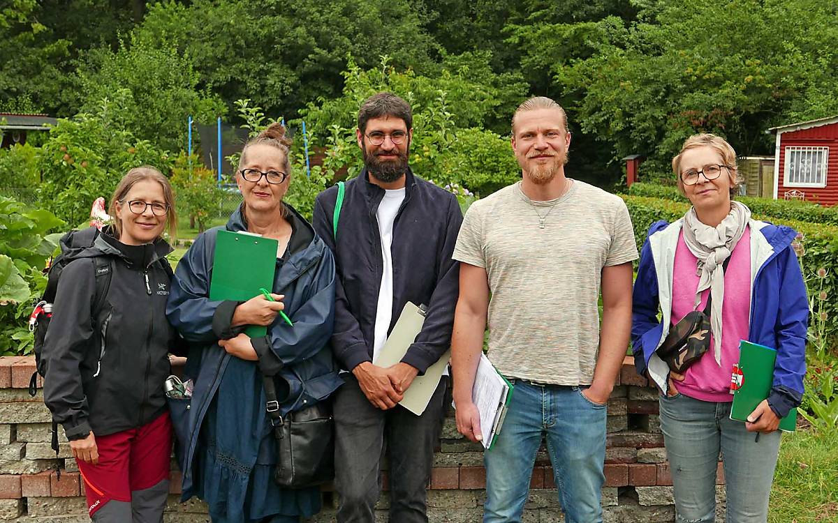 Die Jury des Wettbewerbes „Mein naturnaher Kleingarten“. Von links nach rechts: Barbara Engelschall (BUKEA), Kirsten Ludewig-Scheel (LGH), Joschka Meyer (LGH), Manuel Hensen (Deutsche Wildtier Stiftung), Annette Stelter (Naturgarten e. V.)