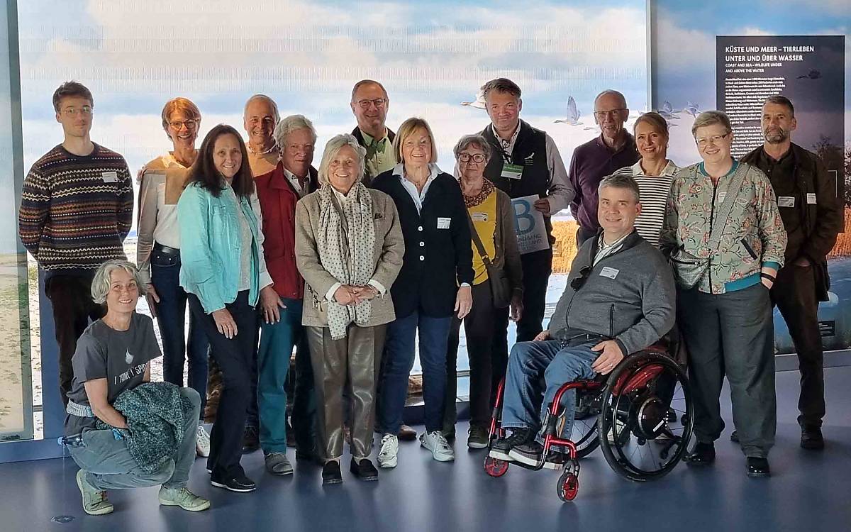 Abschlussfoto am Meer: die Forschergruppe vor der Station zum Lebensraum Küste und Meer