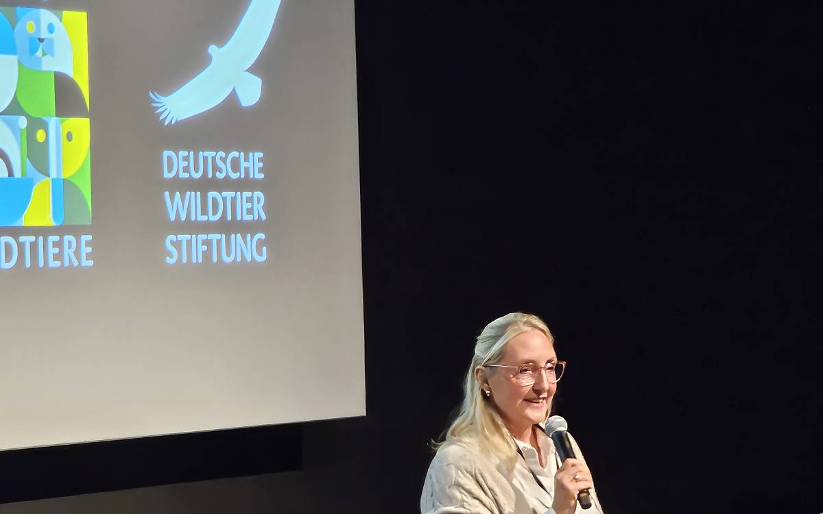 Gaby Schürmann, Leiterin der Spenderbetreuung, heißt die Besucherinnen und Besucher im Haymo G. Rethwisch Saal in der Botschaft der Wildtiere willkommen.
