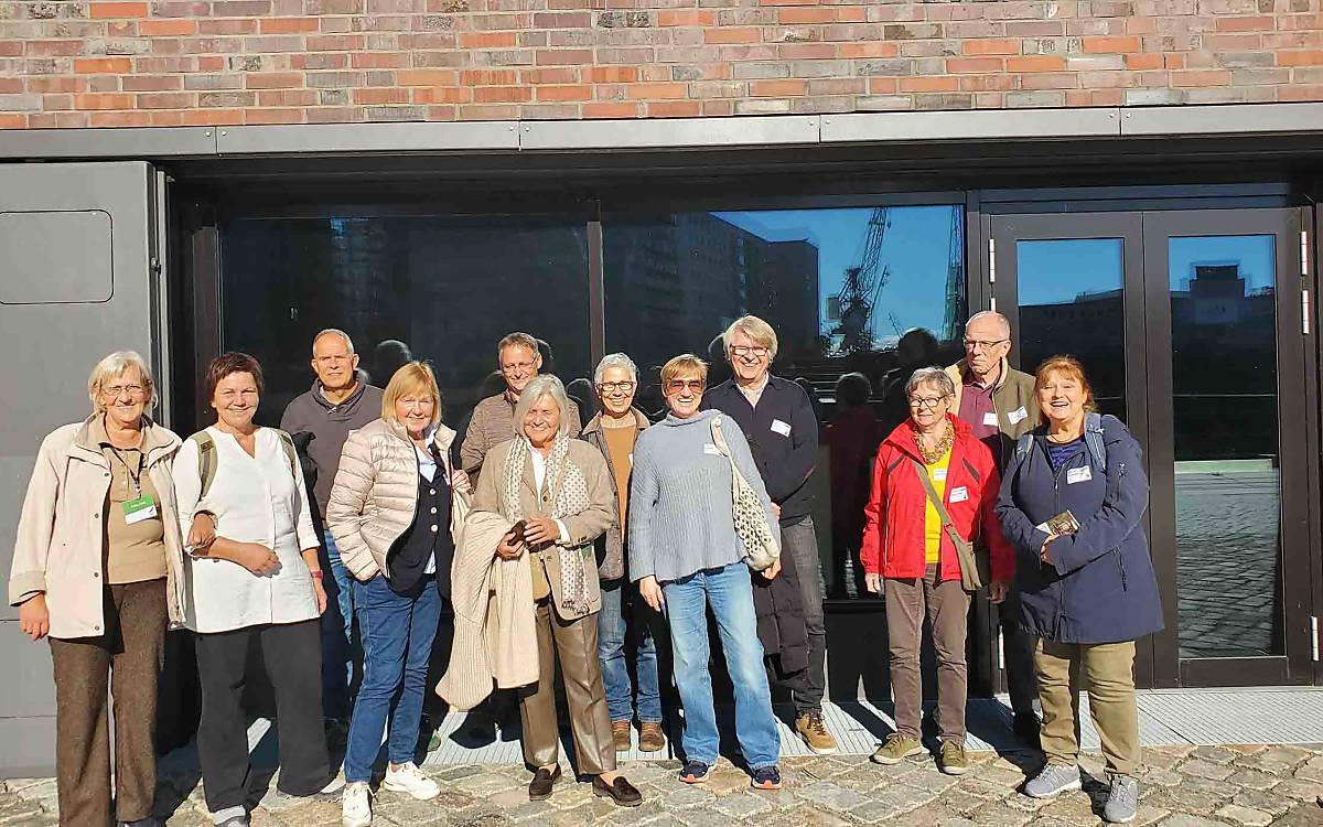 Die zweite Gruppe auf der Spatzen-Exkursion hatte nicht das Glück, die kleinen Vögel zu sehen. Trotzdem haben die Spenderinnen und Spender viel über den Spatz gelernt.