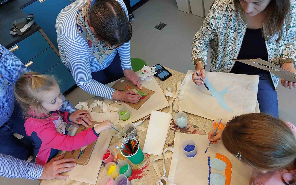 Hier ist Kreativität gefragt: Mit viel Freude gestalten die Kinder und Erwachsenen Baumwollbeutel.