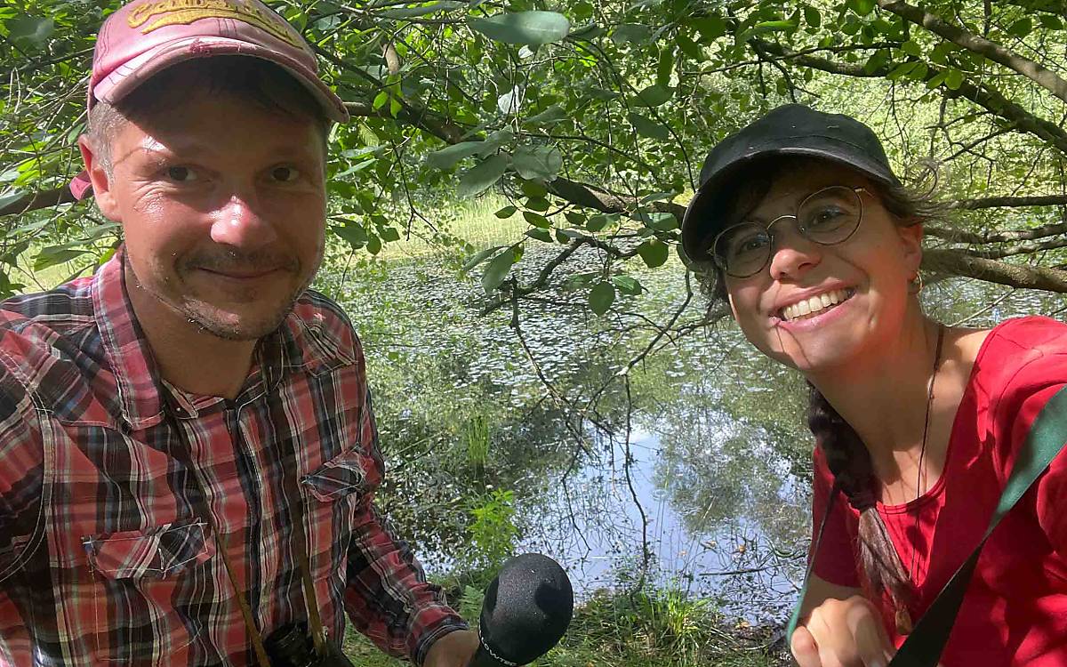 Wildtierexpertin Sophia mit Reporter Hendrik an einem Teich in Eggersmühlen