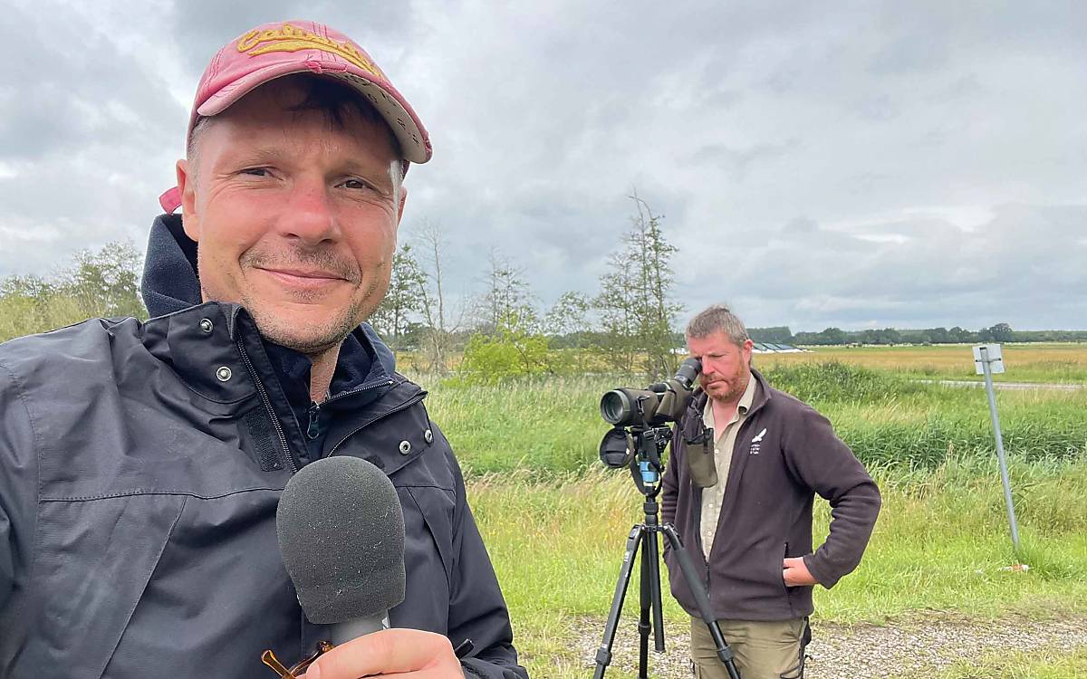 Vorbereitungen zur Vogelbeobachtung: Hendrik schaut zu, wie Michael das Spektiv aufbaut.