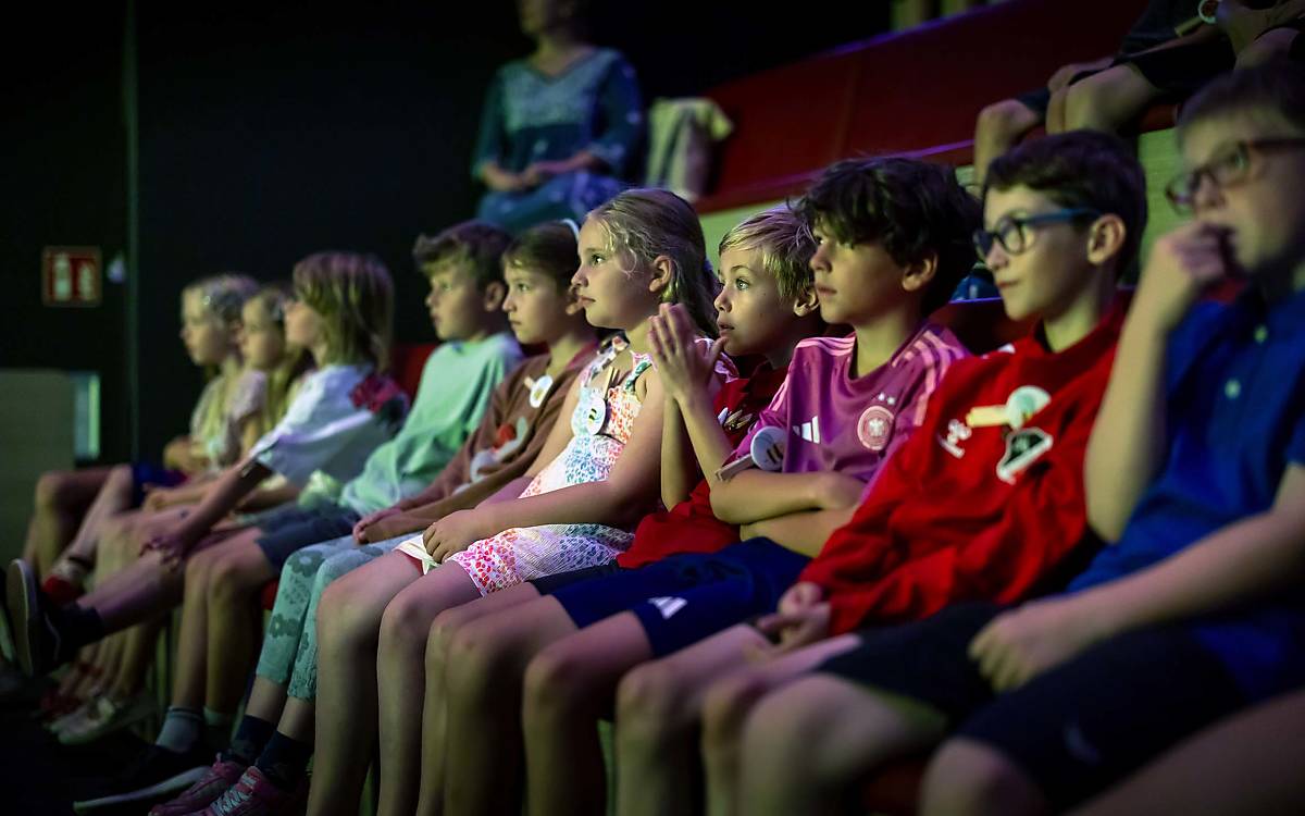 Die Leinwand im Blick: Unter anderem bei Bildungsangeboten wie den SchulkinoWochen lassen sich auch junge Zuschauer in den Bann des Naturfilms ziehen.