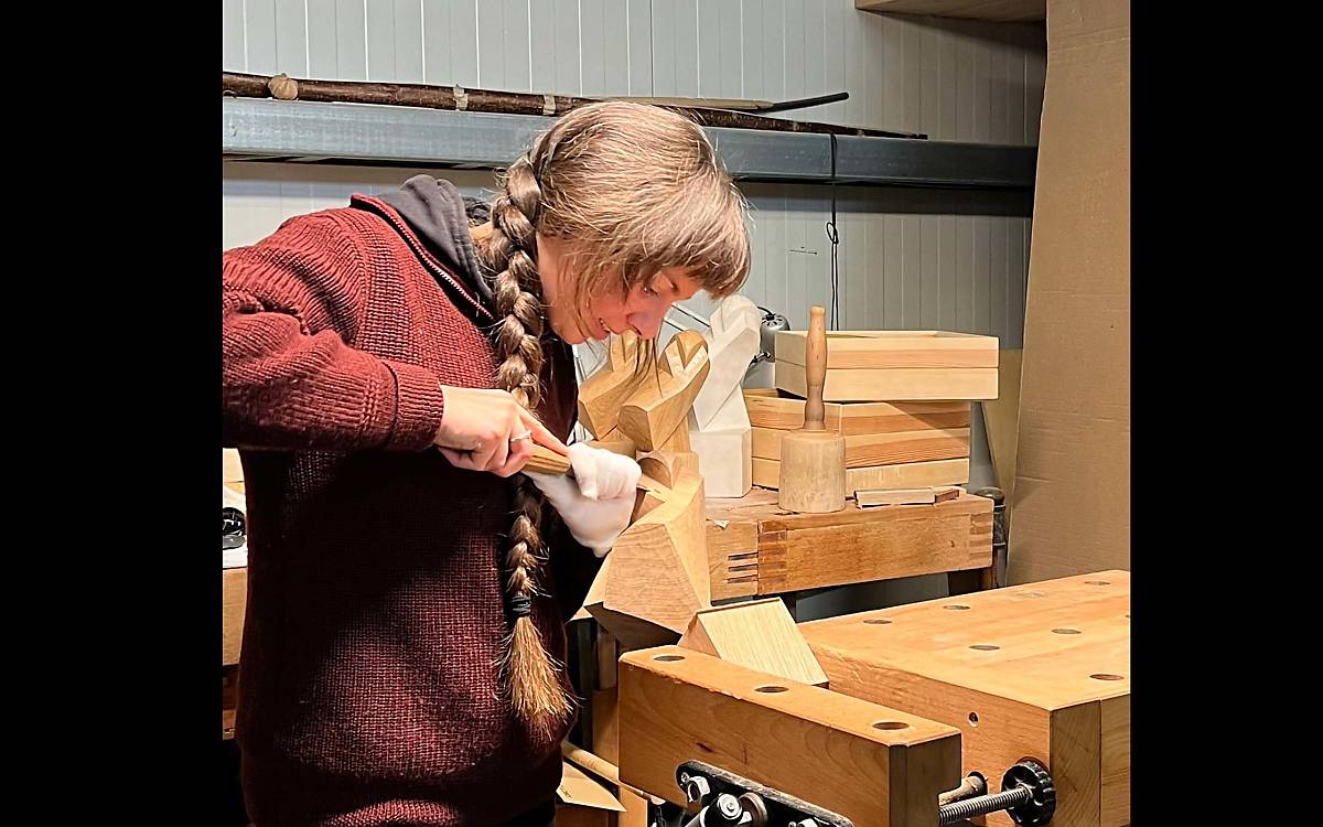 Nachhaltige Trophäe: Das Holz für die Eulen stammt von einer Eiche in Norddeutschland, die ohnehin gefällt werden musste.