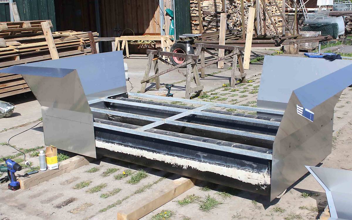 Schutzzaun neu gedacht: Die Plattformen wurden nochmals umgebaut und mit einer Umrahmung aus Edelstahlplatten versehen.