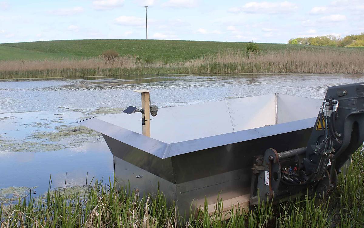 Bereit zum Einzug: Die zukünftigen Brutplätze werden zu Wasser gelassen.