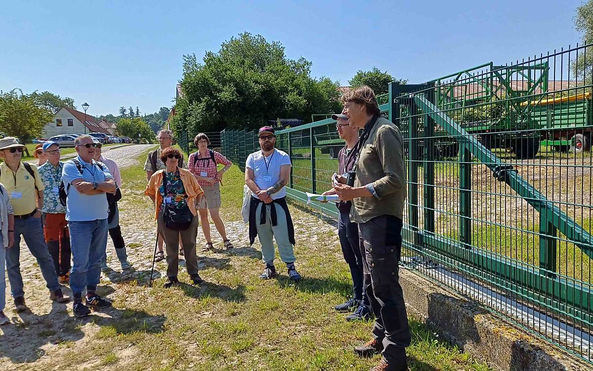 Gemeinsam mit Landschaftswissenschaftler Gideon Schuldt von der Fachhochschule Neubrandenburg (hinten) und Ornithologe Hinrich Matthes (vorne) erkundeten die Gäste das artenreiche Grünland in Klepelshagen ...