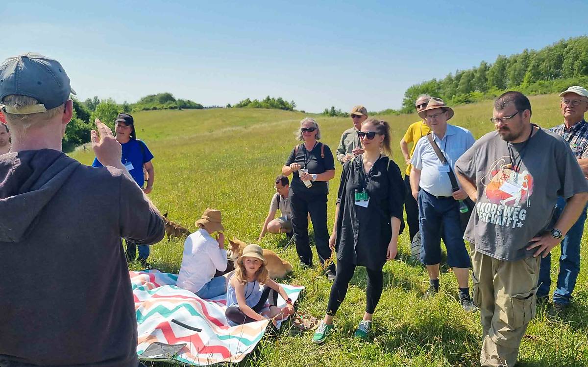 … und staunten über die vielen Pflanzen- und Tierarten, die dort ihren Lebensraum finden. Wiese oder Weide? Gideon Schuldt erklärte die Unterschiede.