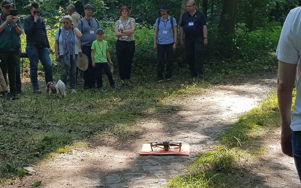 Forstwirtschaft heißt heute nicht mehr nur Axt und Motorsäge. Kameradrohnen helfen dabei, den Baumbestand zu sichten und kranke oder von Schädlingen befallene Bäume zu identifizieren.