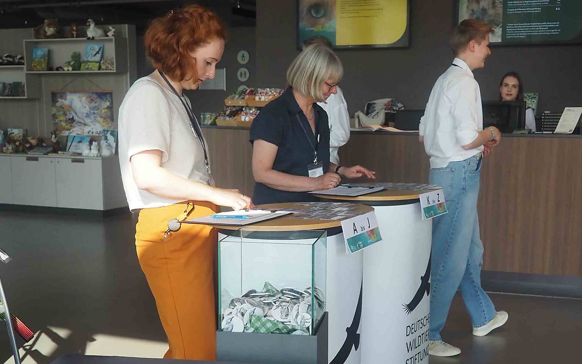 Hereinspaziert! Im Foyer der Botschaft nahmen Julia Geuder (links) und Christine Rückmann aus der Naturbildung die Gäste der Auftaktveranstaltung in Empfang.