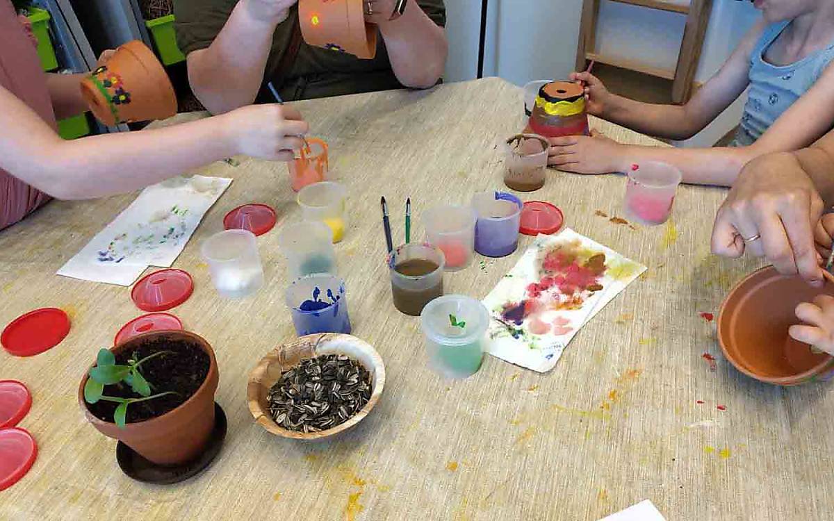 Unser Naturbildungsteam bot auch eine Spatzentour für Familien an. Zu Beginn wurden in der Lernwerkstatt Blumentöpfe bemalt und bepflanzt – mit Sonnenblumen, die Futter für Vögel liefern.