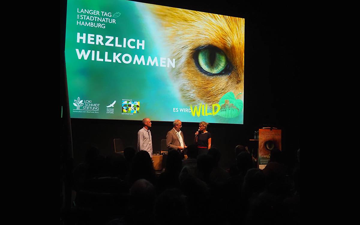 Herzlich willkommen in der Botschaft der Wildtiere! Unsere Kommunikationsleiterin Inga Olfen im Gespräch mit dem Biologen Lothar Frenz (Mitte), der den Abend moderierte, und Adrian Weiß von der Loki Schmidt Stiftung.