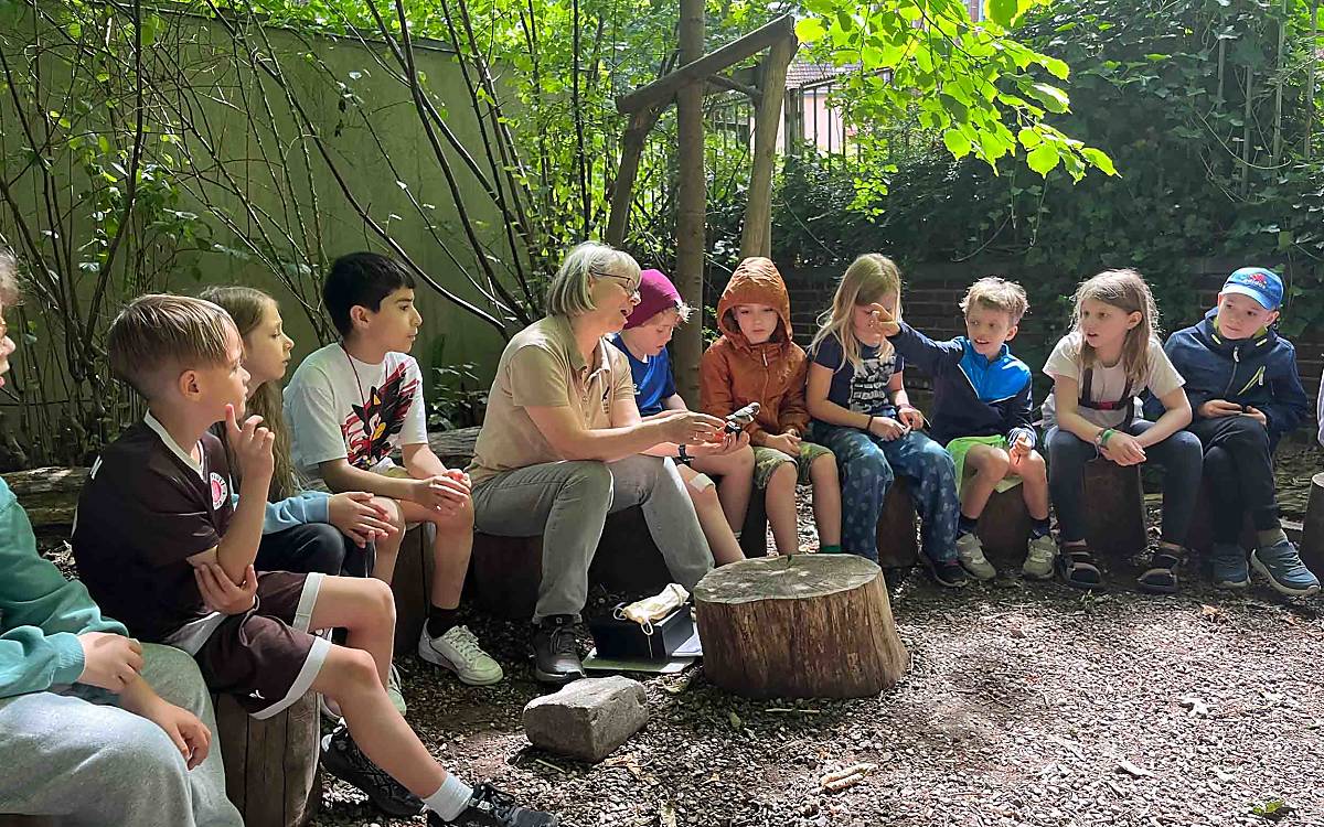 „Wie gut kennt ihr eure gefiederten Nachbarn?“ Christine Rückmann erzählt, was der Spatz in der Stadt treibt und wie es ihm geht.