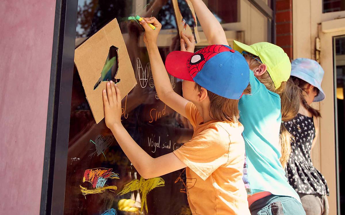Und dann legen die jungen Vogelschützer los. Mit Stift und Schablone machen sie Fensterscheiben für Vögel sichtbar.