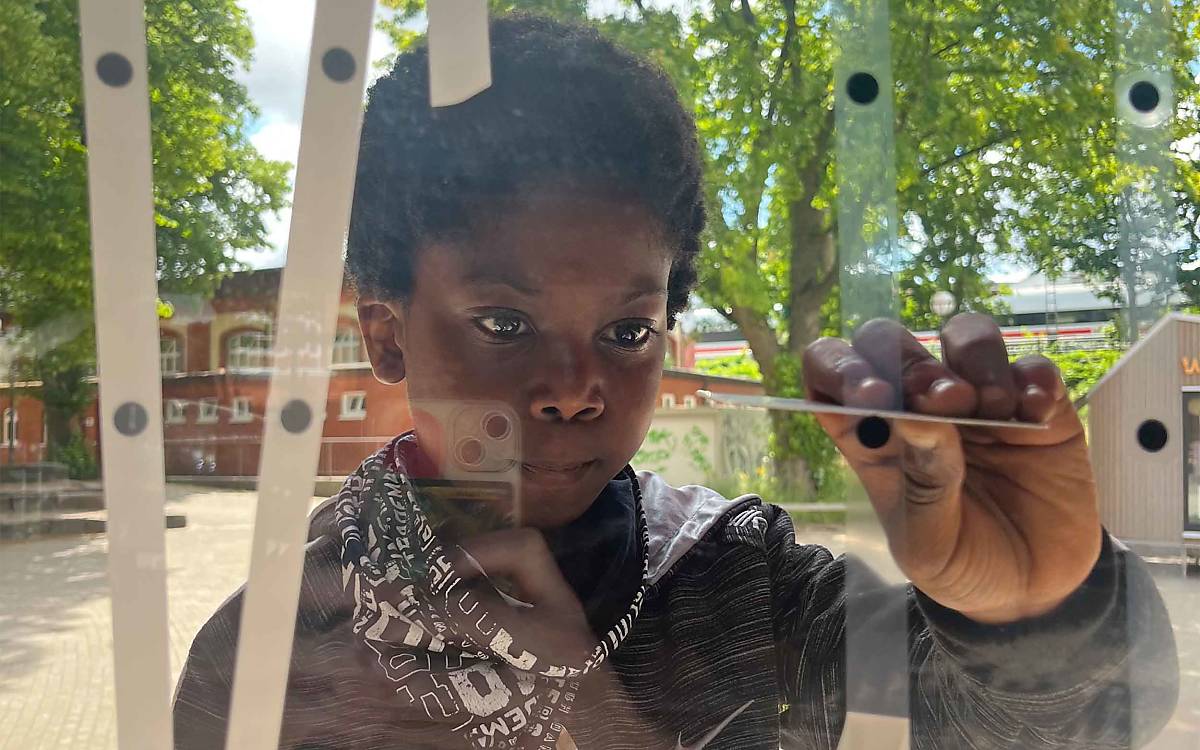 Punkt für Punkt zum vogelsicheren Fenster: Bald ist das Muster fertig.