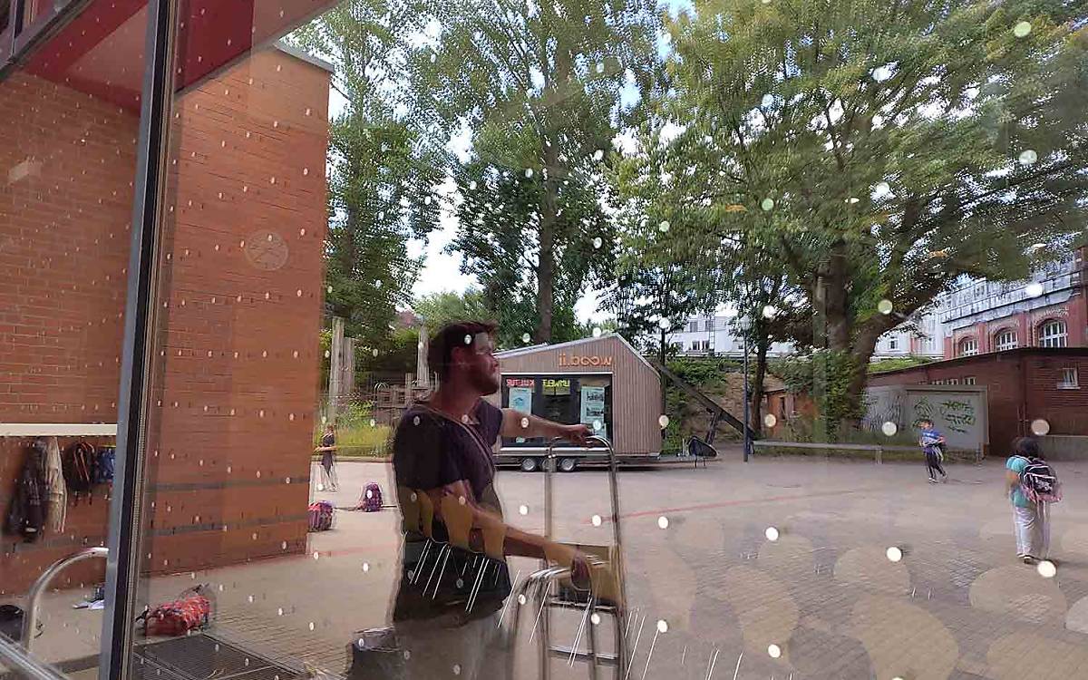 Menschen, die durch die Scheibe blicken, nehmen das Punktmuster kaum wahr. Vögel aber erkennen darin eine Barriere.