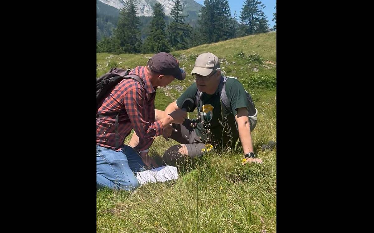 Hier sind Hendrik und Klaus am Eingang des Wurfbaus der Murmeltiere