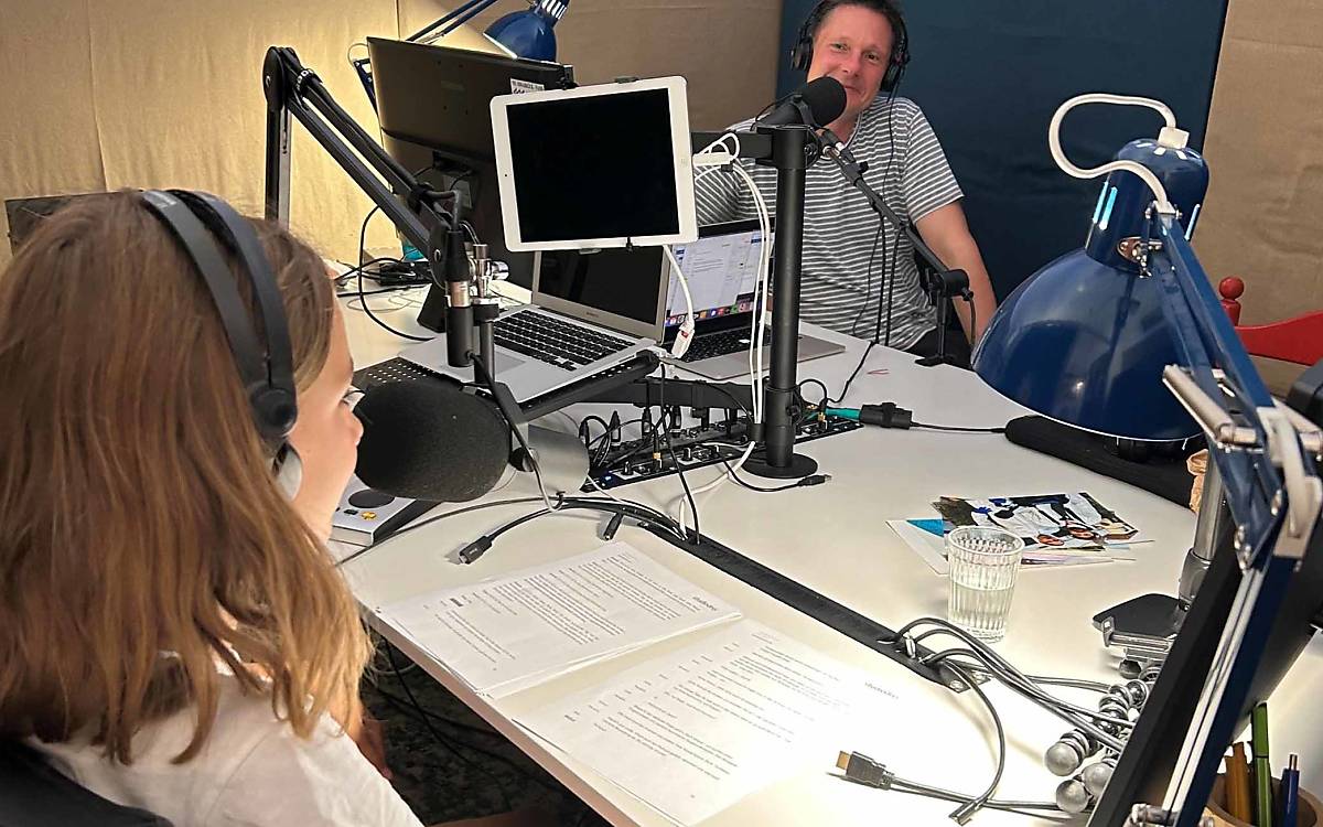 Reporter Hendrik Schröder mit Gastkind Lene bei den Tonaufnahmen im Studio