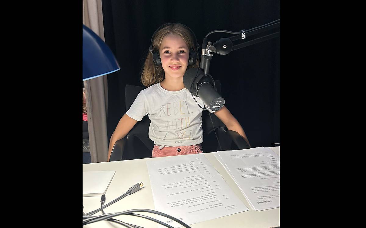 Gastkind Lene im Studio bei den Aufnahmen für die 1. Folge der 4. Staffel über das Murmeltier