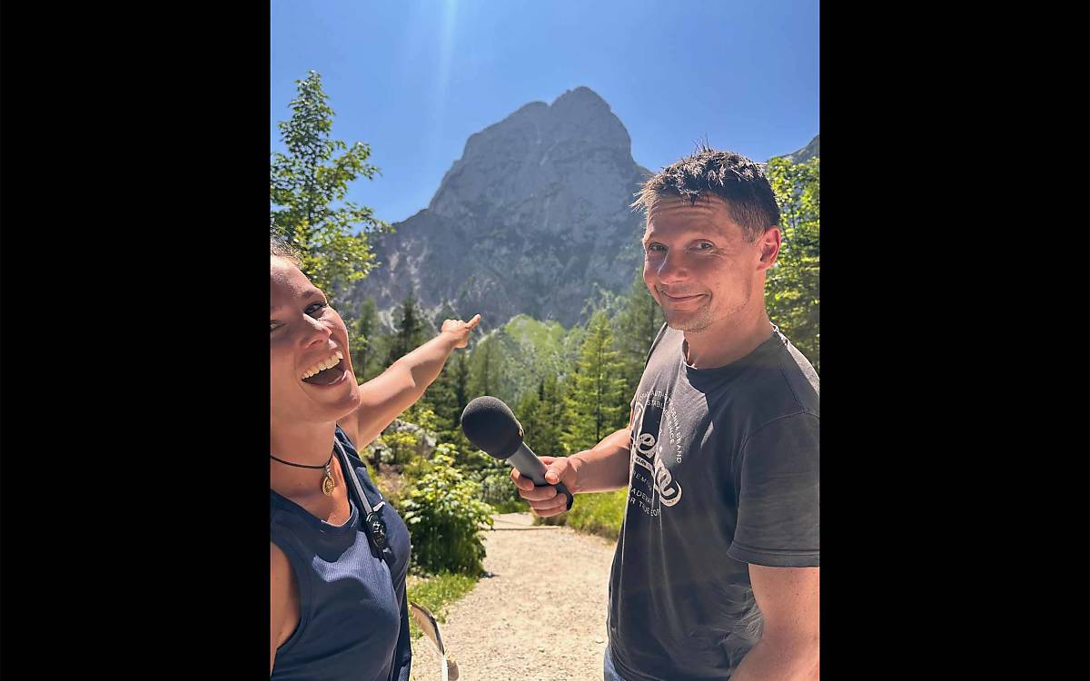 „Da oben müssen wir rauf!“ Bartgeier-Expertin Magdalena macht sich einen Spaß daraus, Reporter Hendrik einen Schreck einzujagen.