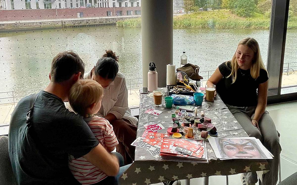 Ein bunter Spaß: Ob rosafarbenes Rehkitz, supergrüne Schlange oder bunte Glitzerpfoten – das Team erfüllte den Kindern alle Wünsche.