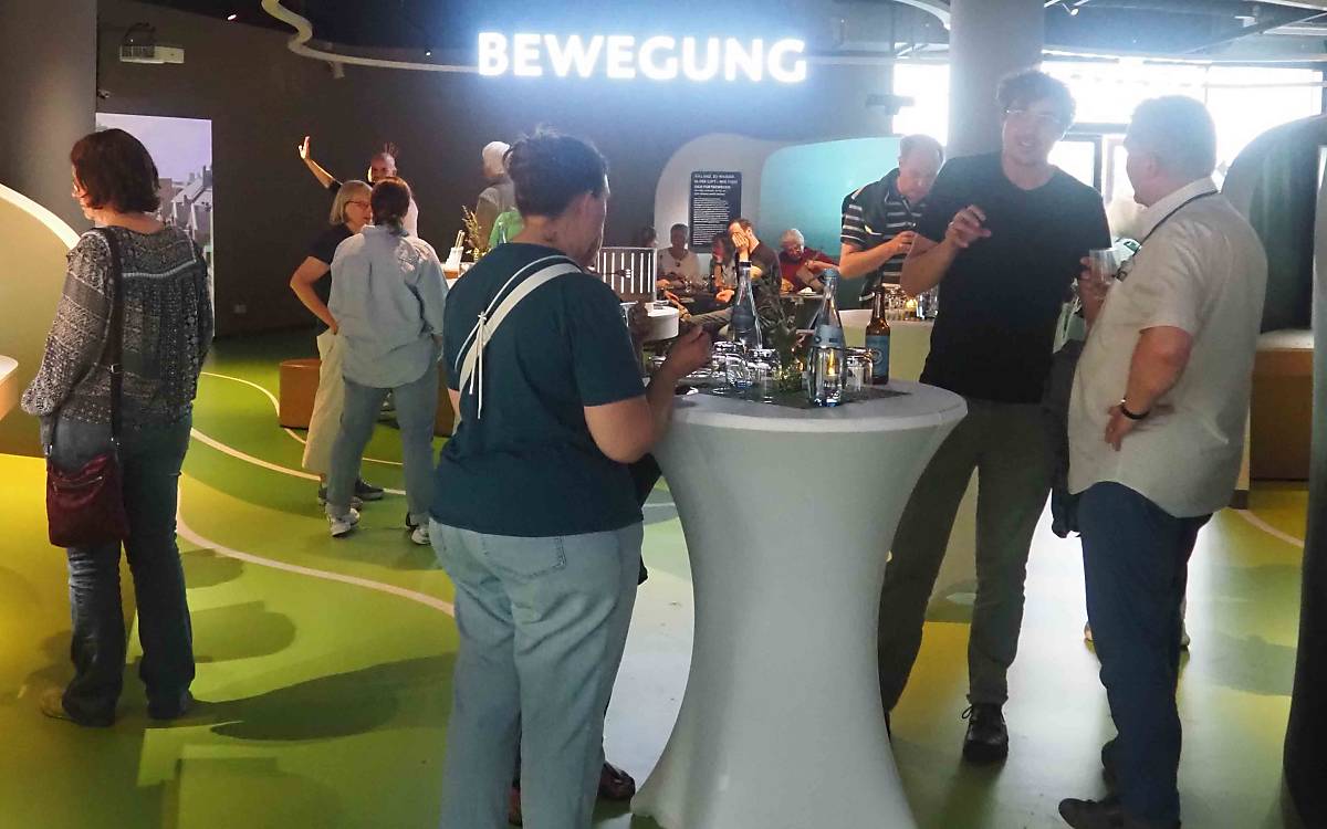 Bewegung und Begegnung: Bei Veranstaltungen bietet die Ausstellung Raum für gute Gespräche.