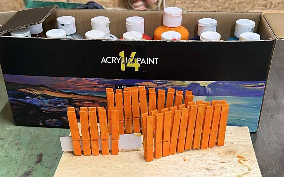 Alles Handarbeit: Die Wäscheklammern zur Markierung der untersuchten Jungbäume werden mit Acrylfarbe leuchtend rot.