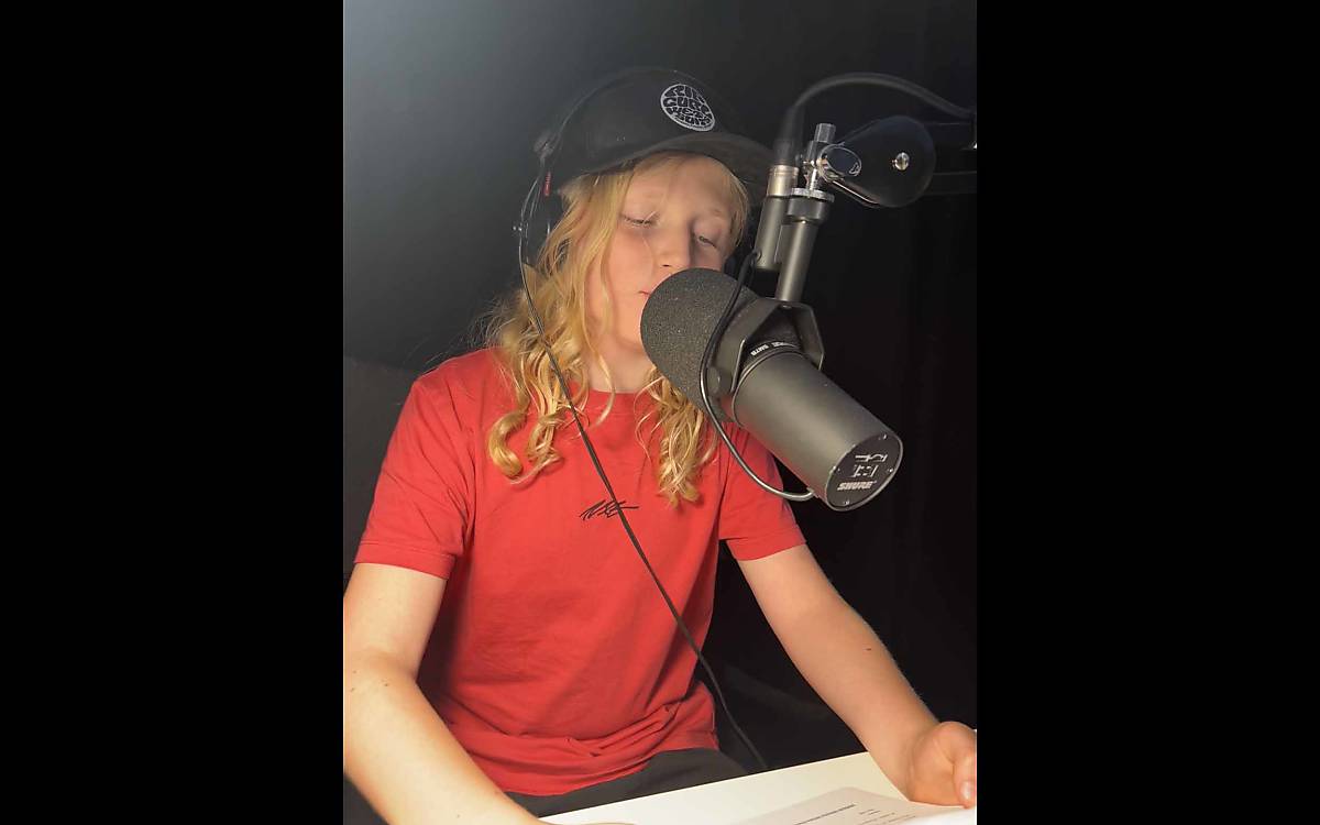 Kleiner Wildtierforscher bei der Arbeit: Gastkind Jakob bei den Aufnahmen zur Podcast-Folge über die Gämse.