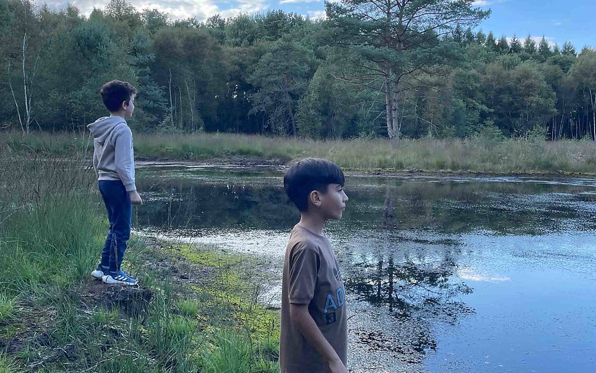 Faszinierende Torfmoose, Tierspuren im feuchten Boden und eine ganz und gar unbekannte Landschaft – die Kinder erleben das Moor als geheimnisvollen Ort.