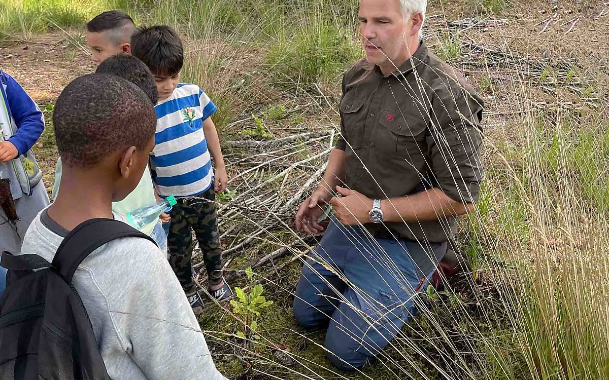 Auf Augenhöhe mit neugierigen Kids: Die kleinen Gäste haben viele Fragen, und Knut Fischer antwortet geduldig.