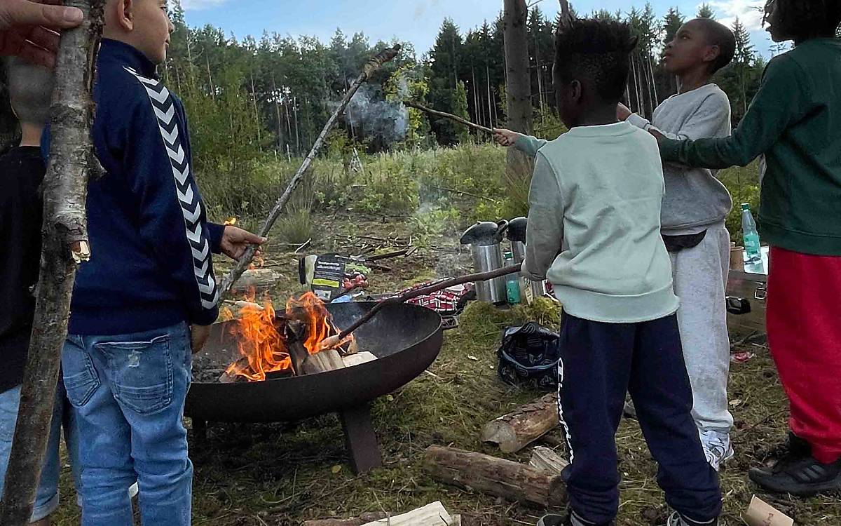 So ein Entdeckertag macht hungrig. Zurück im Lager wird das Feuer angezündet, und die Kinder backen sich ihr eigenes Stockbrot.
