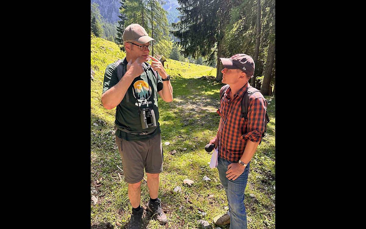 Lernen vom Experten: Wildtierreporter Hendrik hört aufmerksam zu, wenn Klaus Hackländer über den Alpenschneehasen spricht.