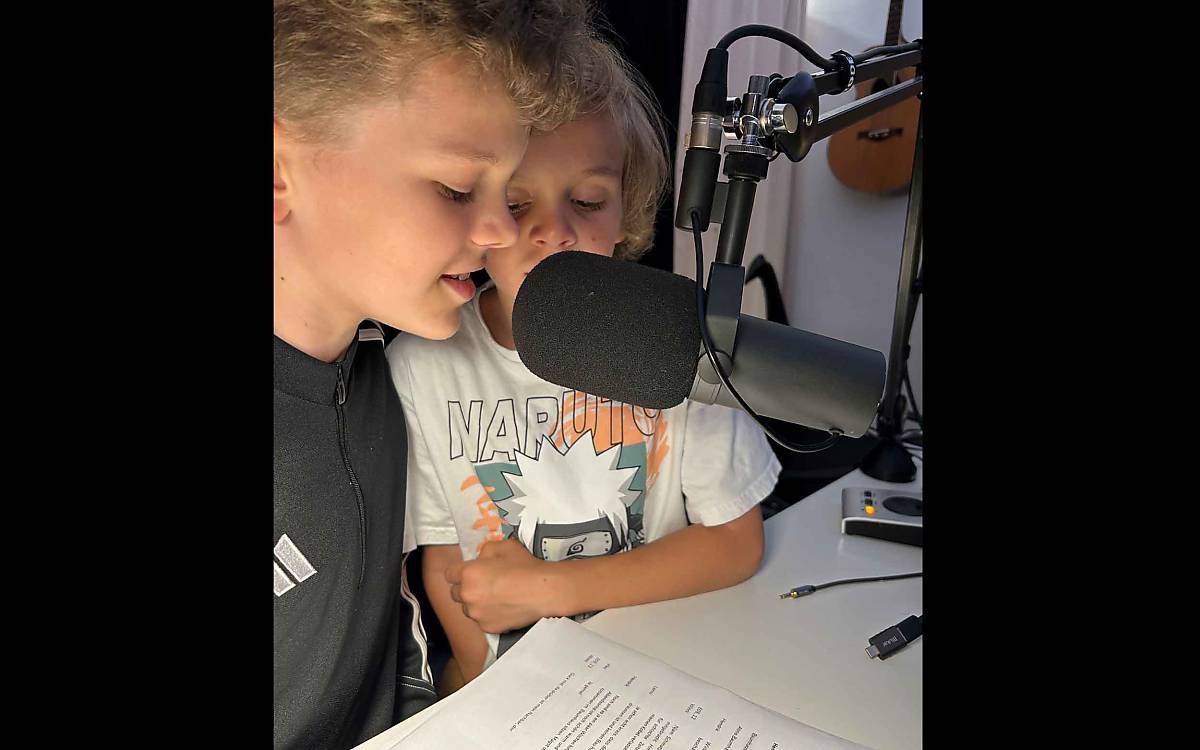Podcast-Profis bei der Arbeit: Die Gastkinder Lenni und Viko im Aufnahme-Studio.