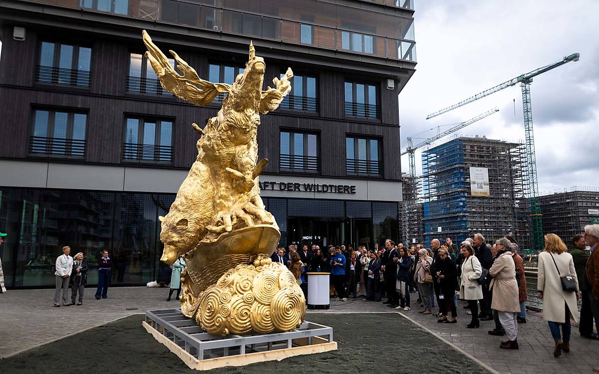 Großes Staunen: Rund 80 Gäste sind dabei, als das neue Wahrzeichen vor der Botschaft der Wildtiere enthüllt wird.