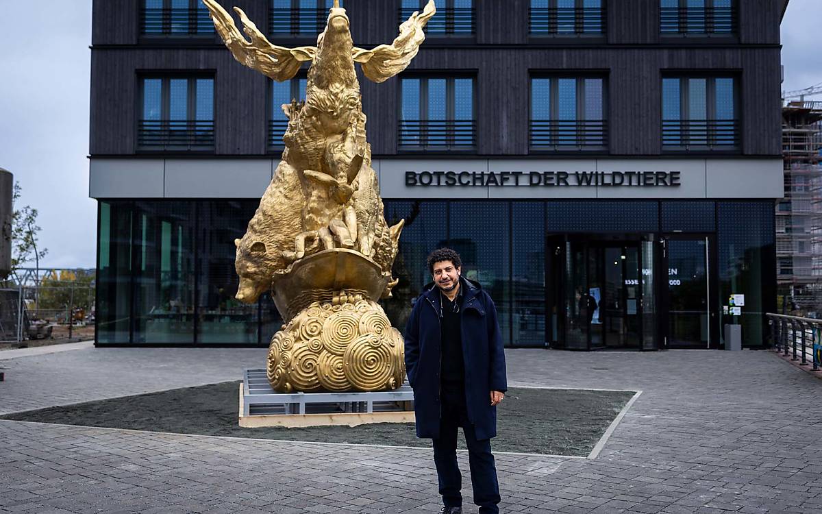 Der Künstler und sein Werk: Wael Shawky hat CRUSH für den Vorplatz der Botschaft der Wildtiere entworfen.