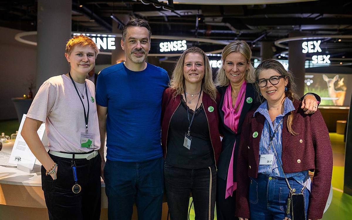 Sie haben viel Herzblut in die Enthüllung gesteckt: Annika Lieder, Arne Unting, Frauke Wagner, Inga Olfen und Bettina Vajen von der Deutschen Wildtier Stiftung