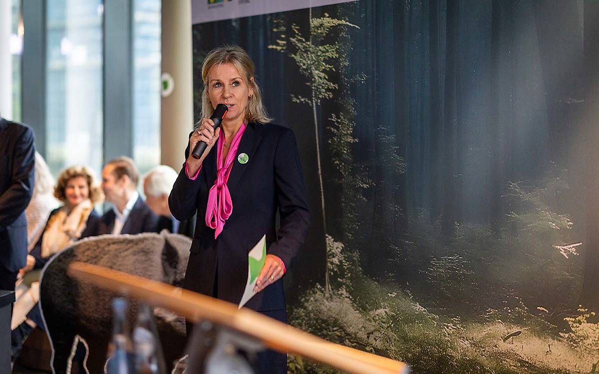 Große Vorfreude: Kommunikationsleiterin Inga Olfen begrüßt im Namen der Deutschen Wildtier Stiftung die Gäste.
