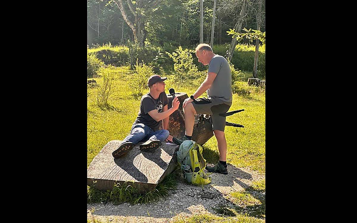 Reporter Hendrik und Steinadler-Experte Ulrich Brendel vom Nationalpark Berchtesgaden