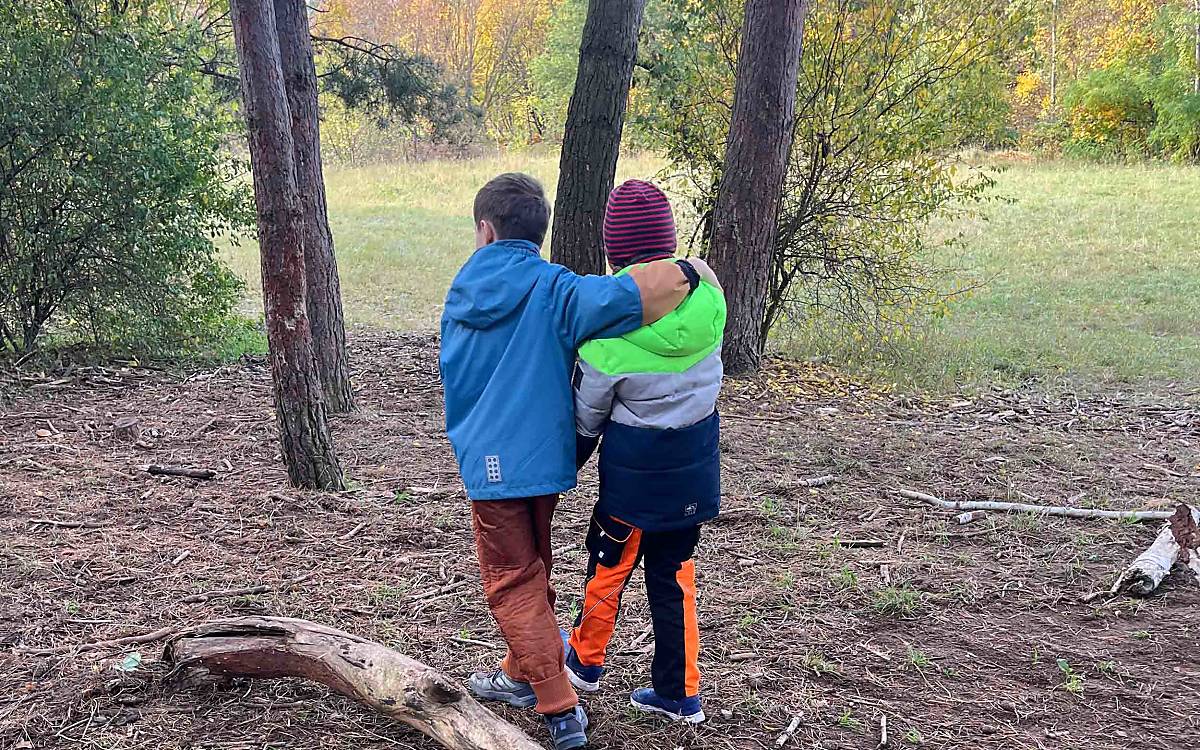 Training für die Sinne: Die Kinder sollen mit verbundenen Augen ihren Baumfreund wiederfinden.