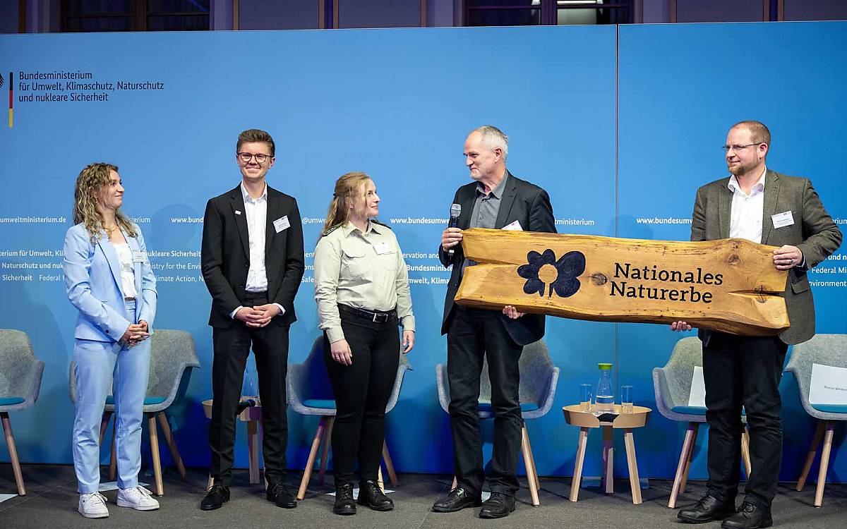 Das Nationale Naturerbe wird symbolisch weitergegeben – als Zeichen dafür, dass der Schutz wilder Natur und wilder Tiere in Deutschland weitergeht.