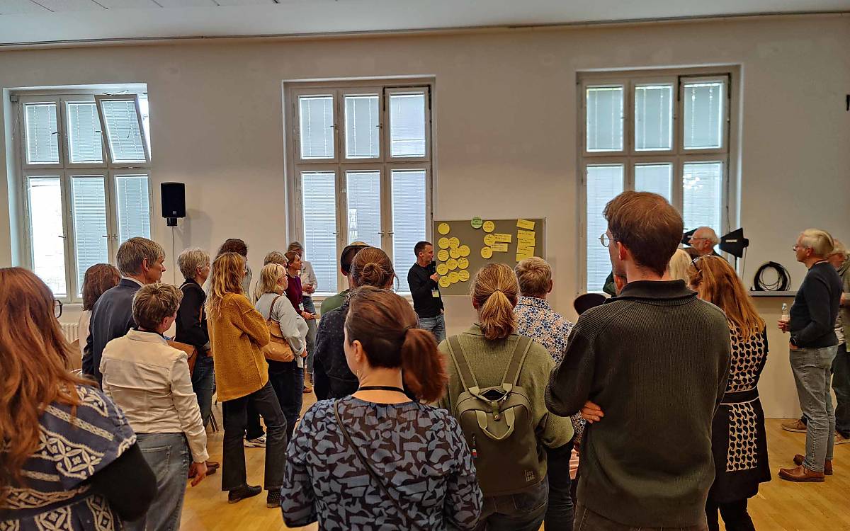 Ergebnis-Präsentation: Im Anschluss an ihre Arbeit zu bestimmen Schwerpunkten stellen die Fokusgruppen ihre Forderungen vor.