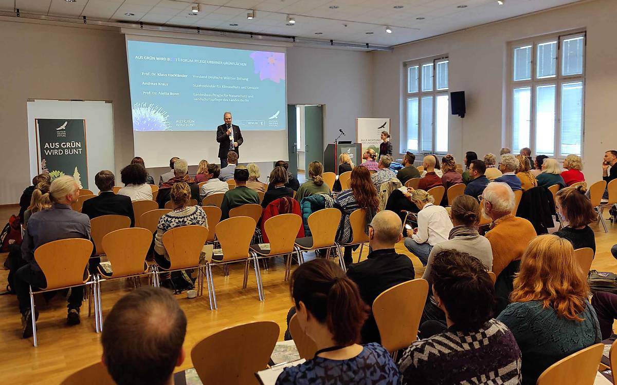 Herzlich willkommen: Prof. Dr. Klaus Hackländer begrüßt die Teilnehmerinnen und Teilnehmer des zweiten Forums Pflege urbaner Grünflächen.