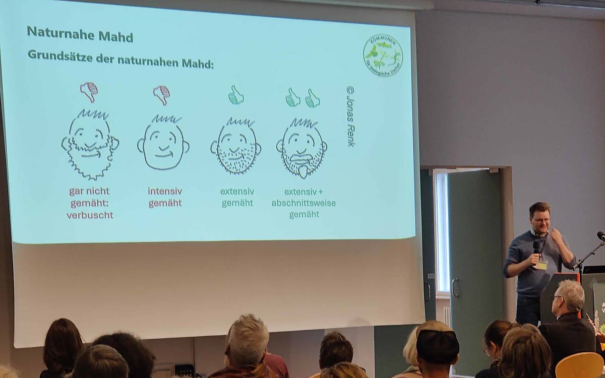 Schmunzeln erlaubt: Mit einem Augenzwinkern veranschaulicht Jonas Renk die Grundsätze einer naturnahen Mahd.