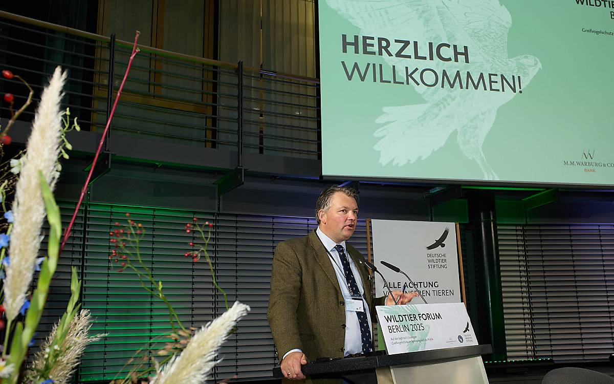 Dr. Andreas Kinser, Leiter Natur- und Artenschutz der Deutschen Wildtier Stiftung, begrüßte die Gäste zum 9. Wildtier Forum Berlin.